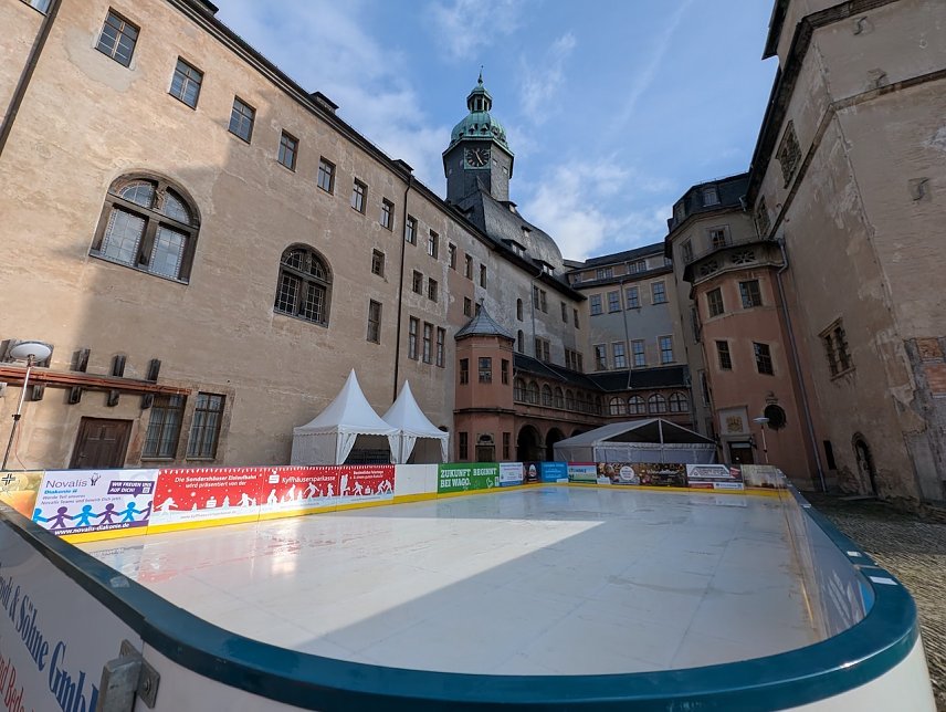 Bild: Die Eisbahn ist fertig aufgebaut und wird am Sonntag im Schlosshof Sondershausen er&ouml;ffnet