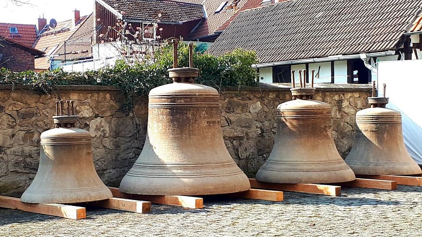 Bild: Die vier Glocken der Ellricher Kirche