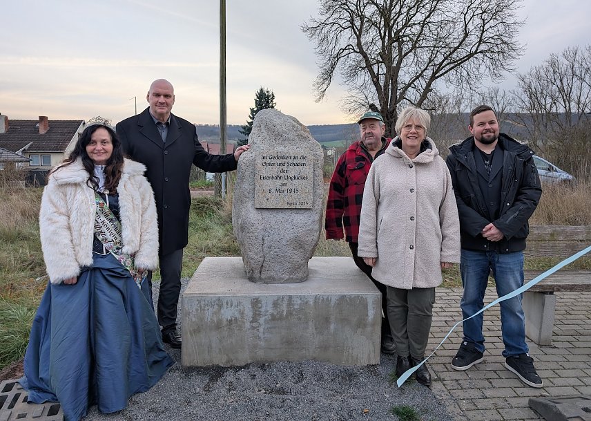 Bild: Blutbuchenk&ouml;nigin Silvia, die I. (li.) , B&uuml;rgermeister Steffen Grimm (2.v.li.), Initiator und Berkaer Bernd Fischer (3.v.re.), Susanne Pautz-Nissen, Fachgebietsleiterin f&uuml;r Tiefbau und Gr&uuml;n (2.v.re.), und Christoph Michael G&ouml;rg, Ortsteilb&uuml;rgermeister von Berka (re.) weihten gemeinsam den neuen Gedenkstein ein