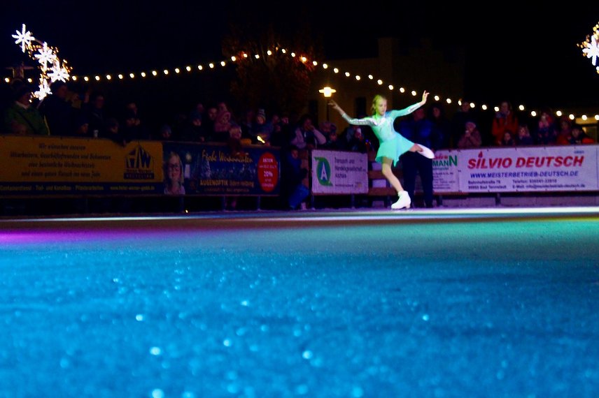 Bild: Eiskunstl&auml;uferin bei der Er&ouml;ffnungsparty der Eisbahn im Schl&ouml;sschenpark