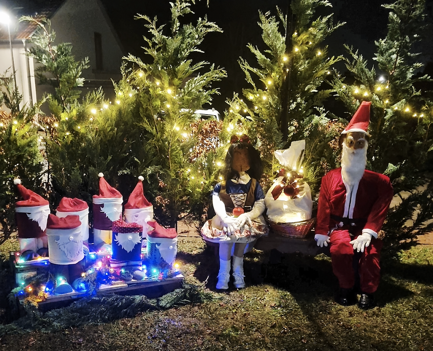 Bild: Der neue Weihnachtsschmuck in Kleinwerther wurde von den Kirmesburschen aufgestellt