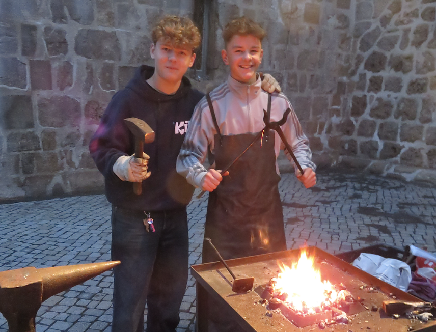 Bild: An der kleinen Schmiede darf man auch mal mit dem Feuer arbeiten