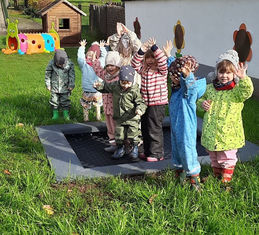 Bild: Die Kinder auf ihrem neuen Trampolin
