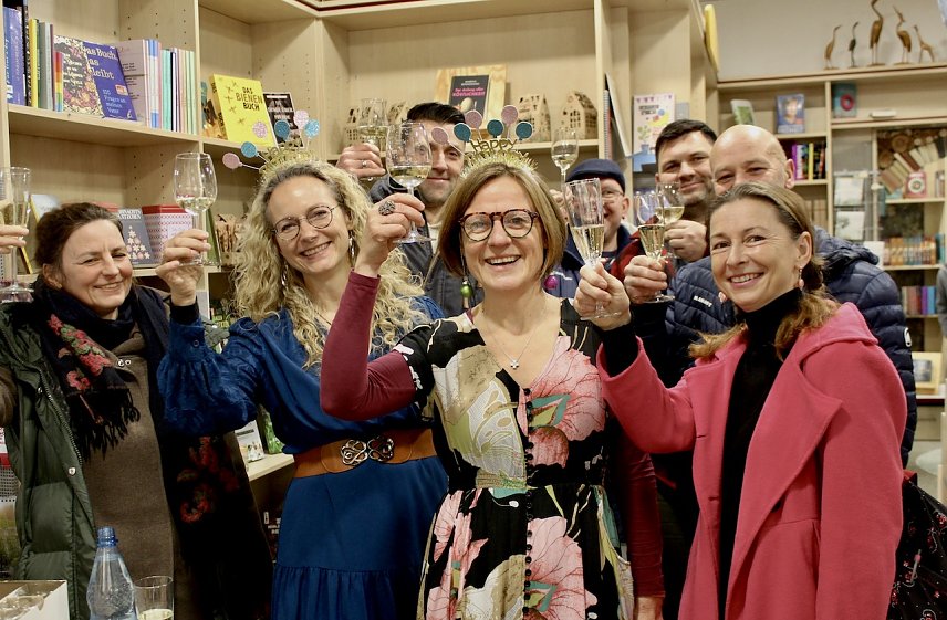 Bild: Das Buchl&auml;dchen "Buchgeschwister" feierte sein einj&auml;hriges Bestehen mit seinen Kunden und Freunden 