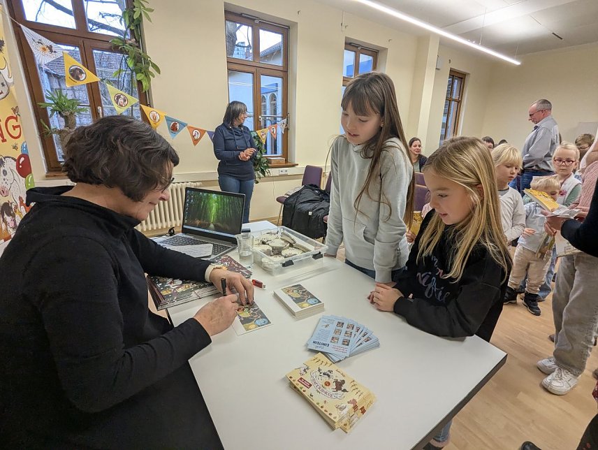 Bild:      Junge Lese-Fans freuten sich nach der Buchlesung &uuml;ber Autogramme und Gespr&auml;che mit Suza Kolb.    