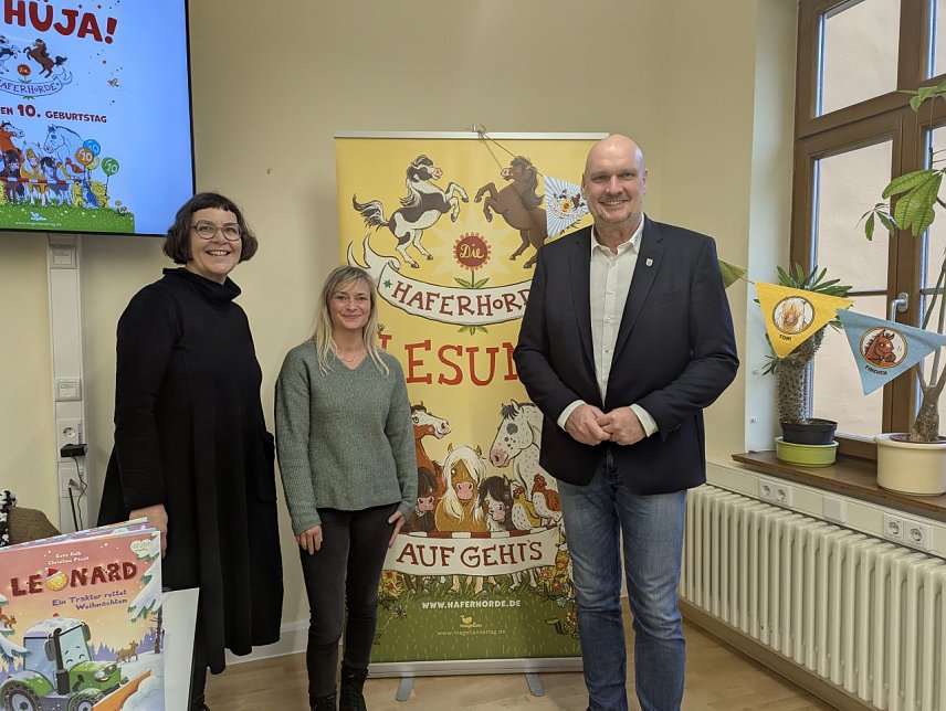 Bild: B&uuml;rgermeister Steffen Grimm (re.) und Janett Noack, Leiterin der Stadtbibliothek Johann Karl- Wezel (Mitte) freuten sich &uuml;ber die Buchlesung von Kinderbuchautorin Suza Kolb (li.) in Sondershausen. 