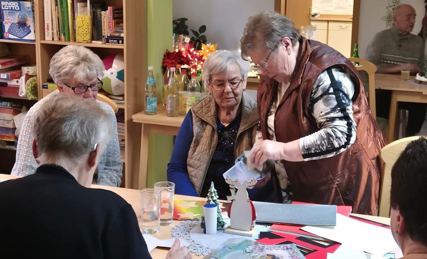 Bild: Weihnachtsbasteln im Seniorentreff Sondershausen/Borntal mit Frau Oesterheld