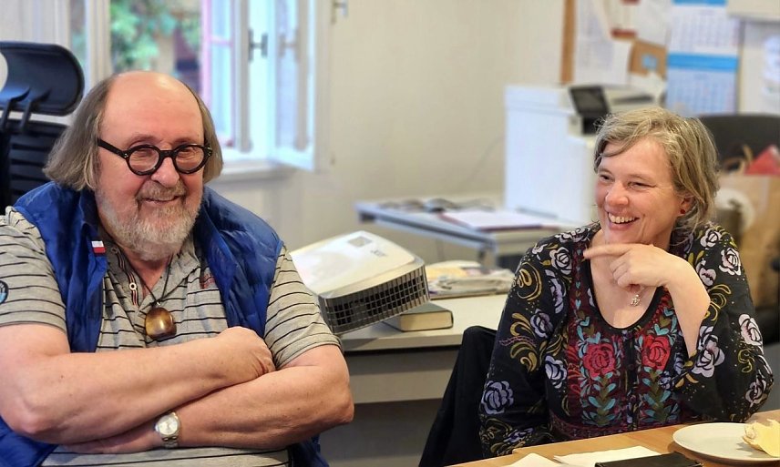 Bild: Der K&uuml;nstler Ludger Hinse und Pfarrerin Sabine Wegner bei einem der ersten Planungsgespr&auml;che zur Ausstellung LICHTwege