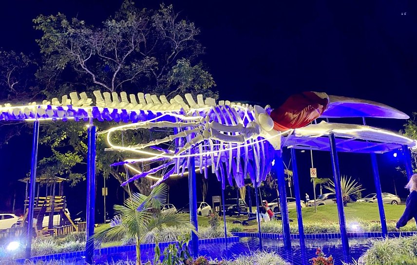 Bild: Walskelett vor dem Meeresaquarium in Ubatuba/ Sao Paulo