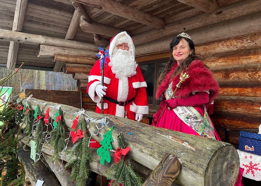Bild: Weihnachtszauber im Possenwald mit Weihnachtsmann und Blutbuchenk&ouml;nigin