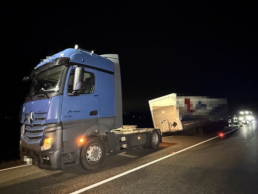 Bild: LKW verliert Auflieger auf der B4