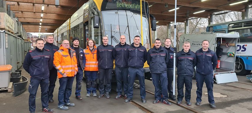 Bild: Gemeinsame Ausbildung von Feuerwehr und Verkehrsbetrieben