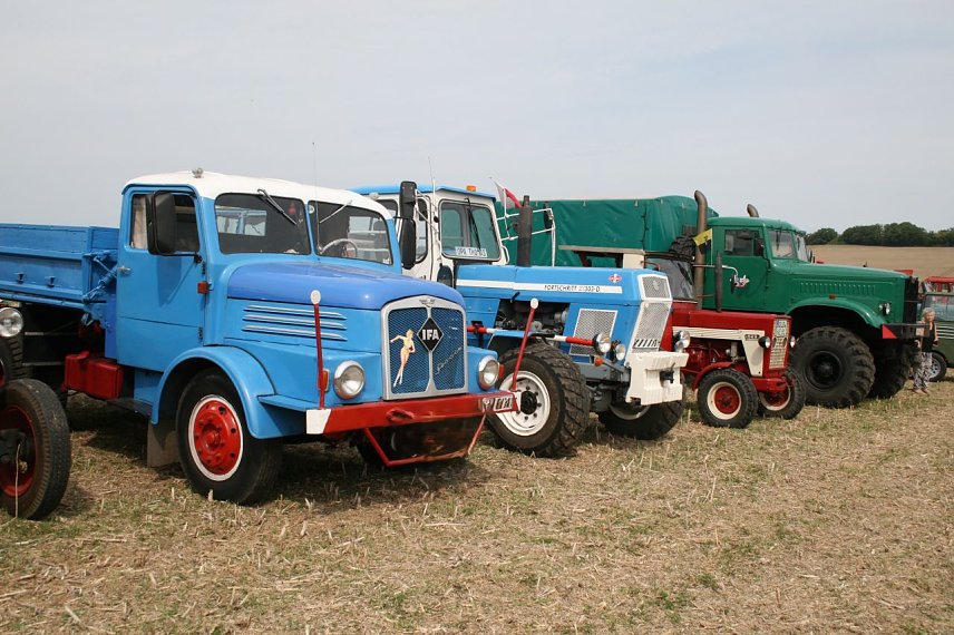 Bild: Alte Lkw am Stausee