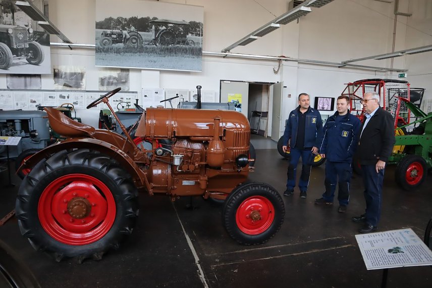 Bild: Kai Krauth&ouml;fer, Louis Piskulla und Udo K&uuml;rbis vor der bereits restaurierten Brockenhexe in der Ausstellung des IFA-Museums