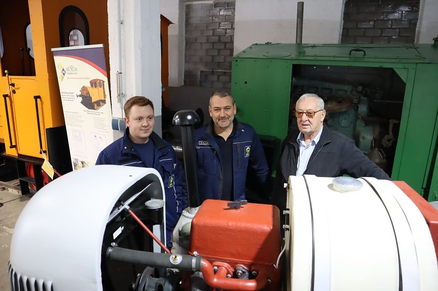 Bild: Louis Piskulla, Kai Krauth&ouml;fer und Udo K&uuml;rbis vor der Brockenhexe, die gerade gemeinschaftlich instandgesetzt wird