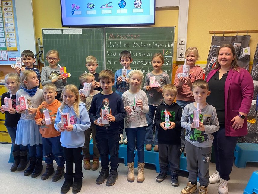 Bild: Nikolausstiefel-Aktion sorgt f&uuml;r l&auml;chelnde Schulkinder
