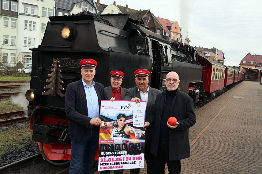 Bild: Landrat Matthias Jendricke, Thorsten Schwarz, Gesch&auml;ftsf&uuml;hrer der Verkehrsbetriebe Nordhausen GmbH, Indoor-Chef Werner H&uuml;tcher und Andreas Trump, 1. ehrenamtlicher Beigeordneter der Stadt Nordhausen