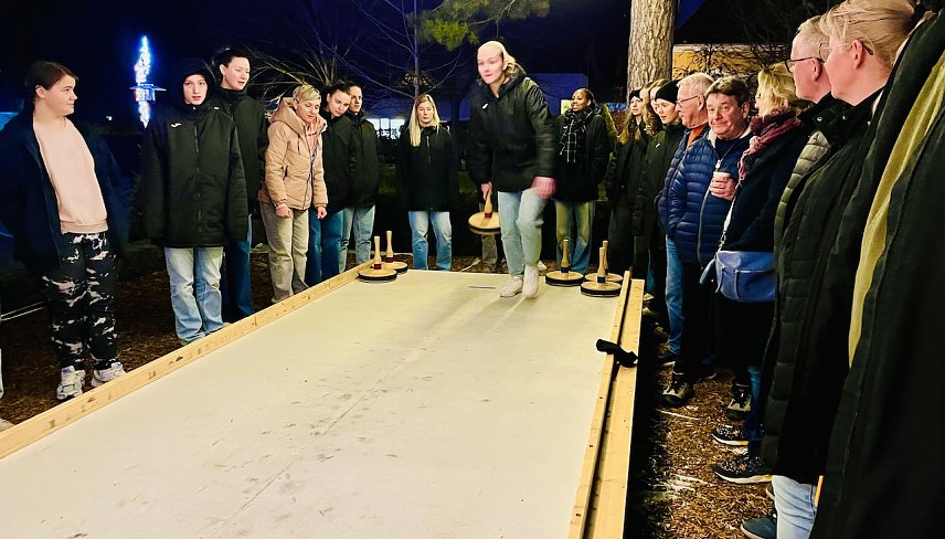 Bild: Handballerin Johanna Reichert &uuml;bt sich im Eisstockschie&szlig;en auf der Bahn im Schl&ouml;sschenpark in Bad Langensalza