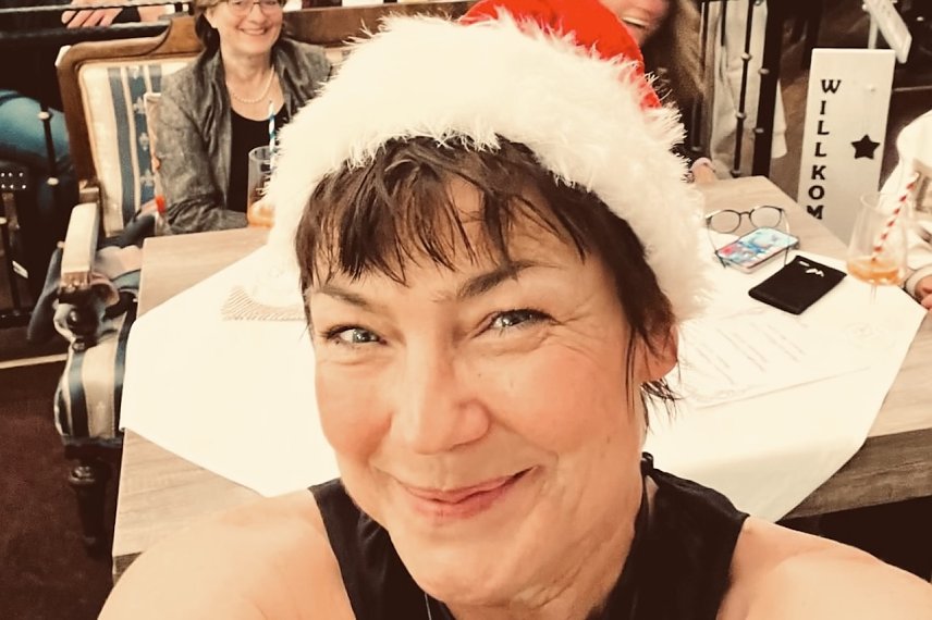 Bild: Schauspielerin Claudia Schmutzler begeistert mit Weihnachtslesung im Caf&eacute; Sahne in Nordhausen