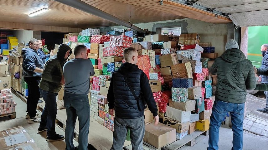 Bild: Helfer packen beim Abladen in Czernowitz in der Ukraine am 25. Novenber mit an