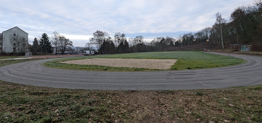 Bild: Die Laufbahn, das neu hergerichtete Volleyballfeld und der neue Rasen bieten im kommenden Fr&uuml;hjahr gute Bedingungen f&uuml;r sportliche Aktivit&auml;ten im Borntal. Die Basketballk&ouml;rbe und das Volleyballnetz werden &uuml;ber den Winter sicher eingelagert und im Fr&uuml;hling montiert. 