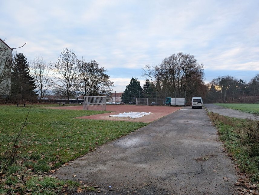 Bild: Die neue Weitsprunggrube, die ausgebesserte Harttartanfl&auml;che und die sanierte Laufbahn werden bereits f&uuml;r den Schulsport genutzt. Auch der Bolzplatz steht allen Interessierten bereits zur Verf&uuml;gung. 