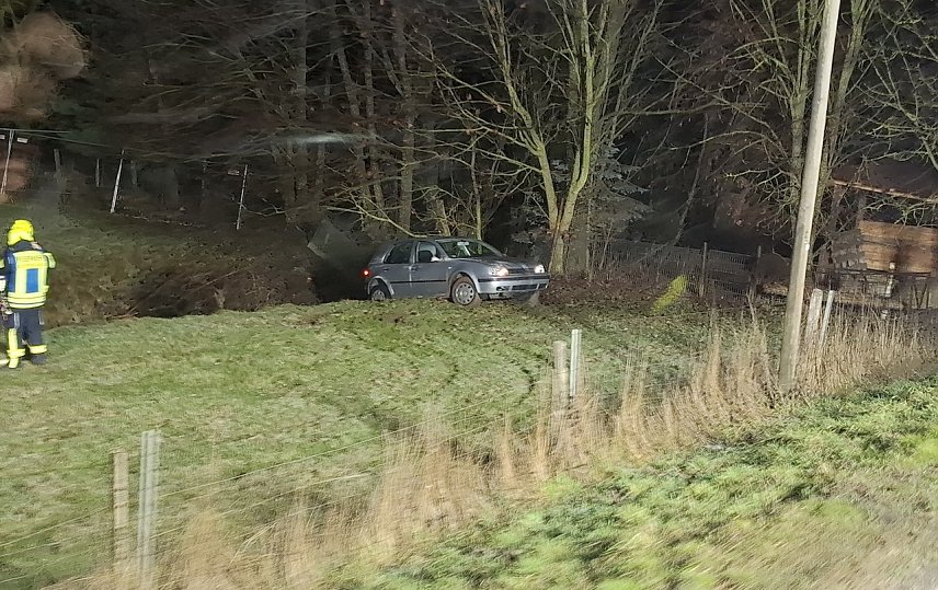 Bild: Unfallwagen muss abgeschleppt werden