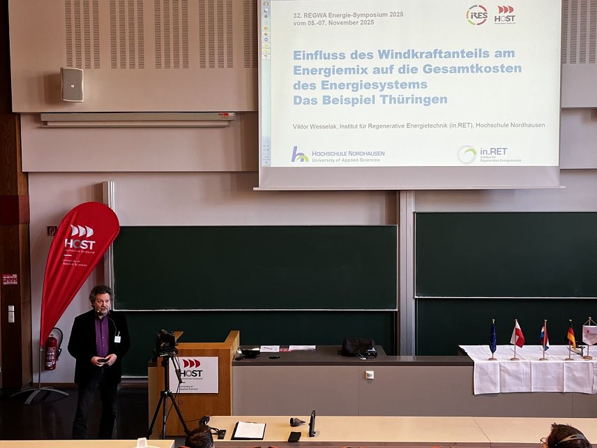 Bild: Prof. Dr.-Ing. Viktor Wesselak (Hochschule Nordhausen) beim 32. REGWA-Symposium mit der Vorstellung seines Papers zum Einfluss der Windkraft auf die Gesamtkosten des Energiesystems in Th&uuml;ringen 