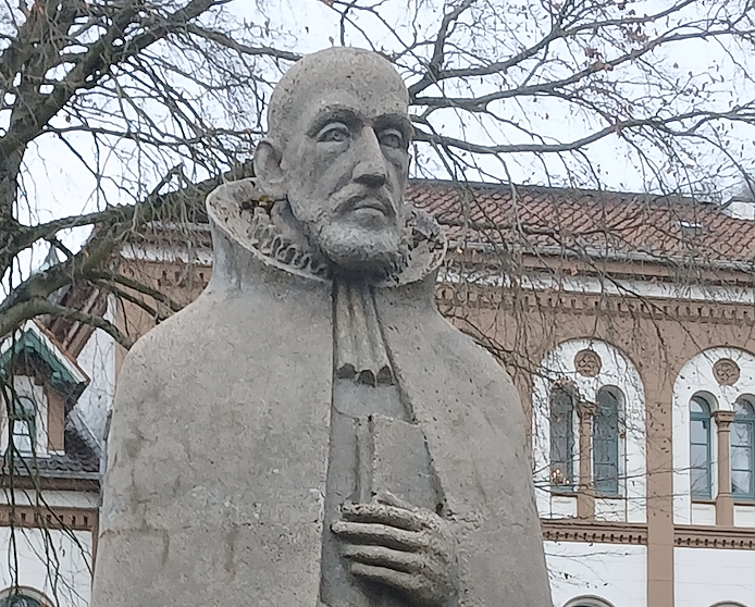Bild: Neander Denkmal (1985), geschaffen von Eckhard Maler, an der ehemaligen Klosterschule vor der Neanderklinik. Vereinigte Kirchen- Klosterkammer Erfurt, in Ilfeld-Harztor, Neanderplatz, Literatur: https://www.digitale-sammlungen.de/de/view/bsb10576588?page=,1 (Digitale Bibliothek M&uuml;nchen MDZ) 