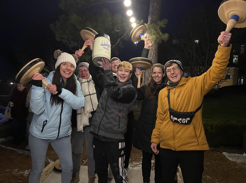 Bild: Das Frauen-Team des FSV Preu&szlig;en gewann das Eisstockschie&szlig;en und jubelt &uuml;ber ein Fass 3-T&uuml;rme-Bier
