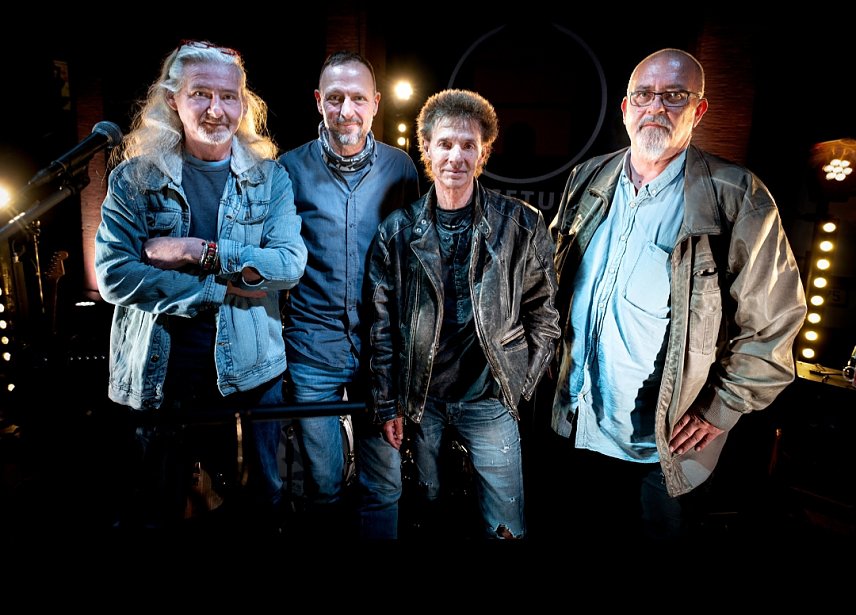 Bild: DOGMA�N: Robert Boddin � b, Andreas Saul - git, harp, Michael R&ouml;tsch - voc, git, Georg Lenhardt, Lin Dittmann, Silvio Remus - dr