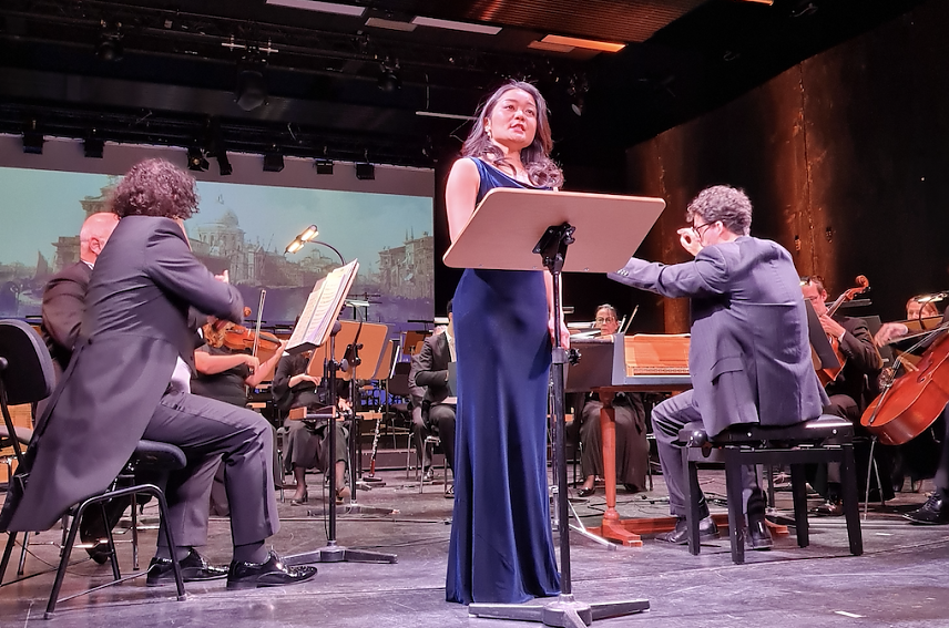 Bild: Das Loh-Orchester und die S&auml;ngerin Rina Hirayama haben bei den Mieter-Weihnachtskonzerten die G&auml;ste auf das nahende Weihnachtsfest musikalisch eingestimmt. Foto: SWG Nordhausen/S.Schedwill