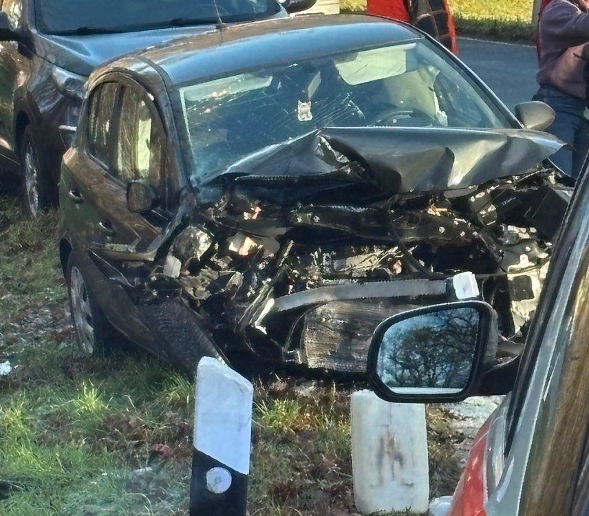 Bild: Schwerer Verkehrsunfall mit mehreren Verletzten zwischen Hachelbich und Bendeleben