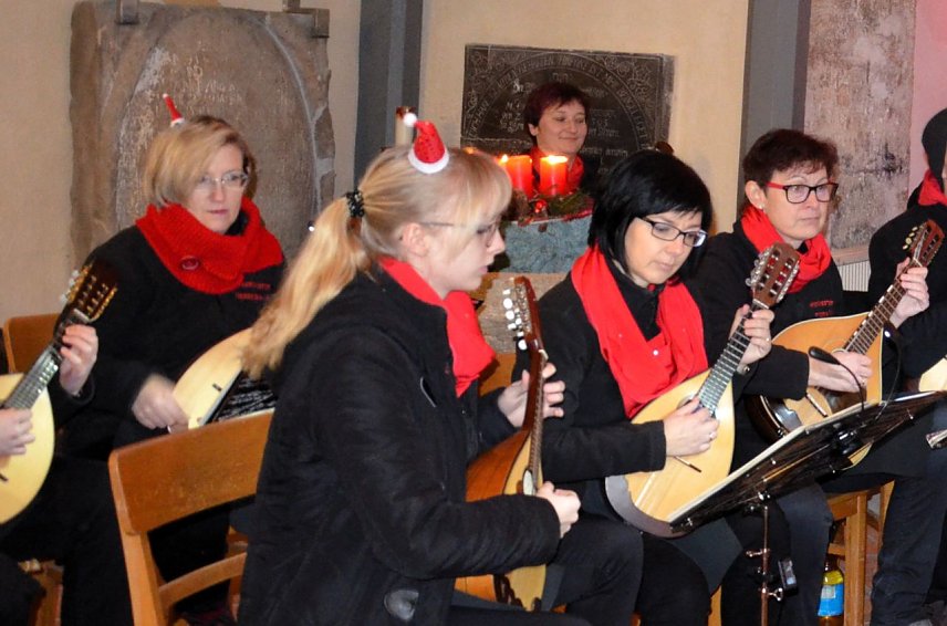 Bild: Das Zupforchester Obergebra l&auml;dt zum Adventskonzert