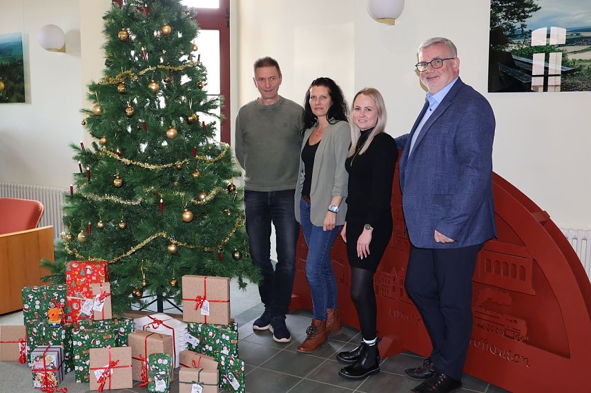 Bild: Schon seit vielen Jahren arbeiten die MBC Nordth&uuml;ringen und KWN Kieswerk Nordhausen mit dem Jugendamt des Landkreises Nordhausen zusammen und &uuml;berreichen in der Vorweihnachtszeit Spenden an Familien.