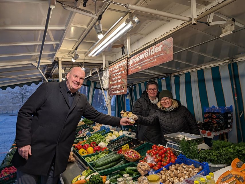 Bild: B&uuml;rgermeister Steffen Grimm (li.) verteilte an alle Markth&auml;ndler eine kleine Aufmerksamkeit als Dank f&uuml;r die jahrelange Treue auf dem Wochenmarkt. 