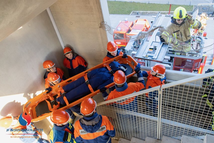 Bild: Der Feuerwehrnachwuchs hatte f&uuml;nf realistische Einsatzszenarien zu bew&auml;ltigen