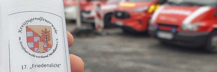 Bild: &Uuml;bergabe des Friedenslichts aus Bethlehem an die Kreisjugendfeuerwehren.