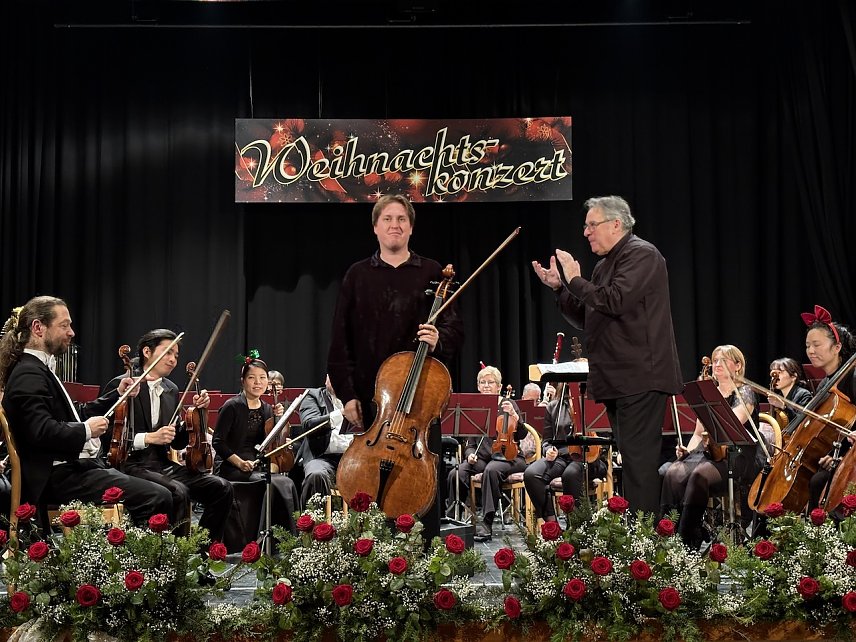Bild: Alexey Stadler brillierte am Violoncello: Da applaudierte selbst der Dirigent des Abends Russel Harris
