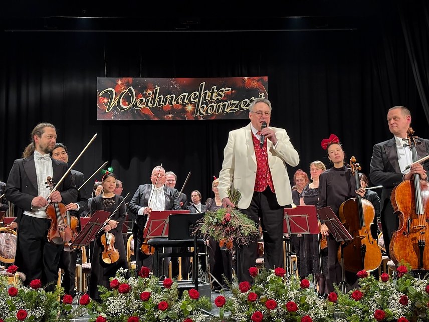 Bild: Frohglaunt und festlich: Die Th&uuml;ringer Philharmonie Gotha-Eisenach unter Kapellmeister Russel Harris begeisterte ihr Publikum