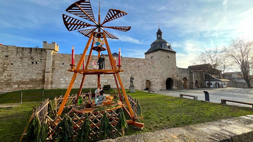 Bild: Stadtmauer von M&uuml;hlhausen (weihnachtlich)