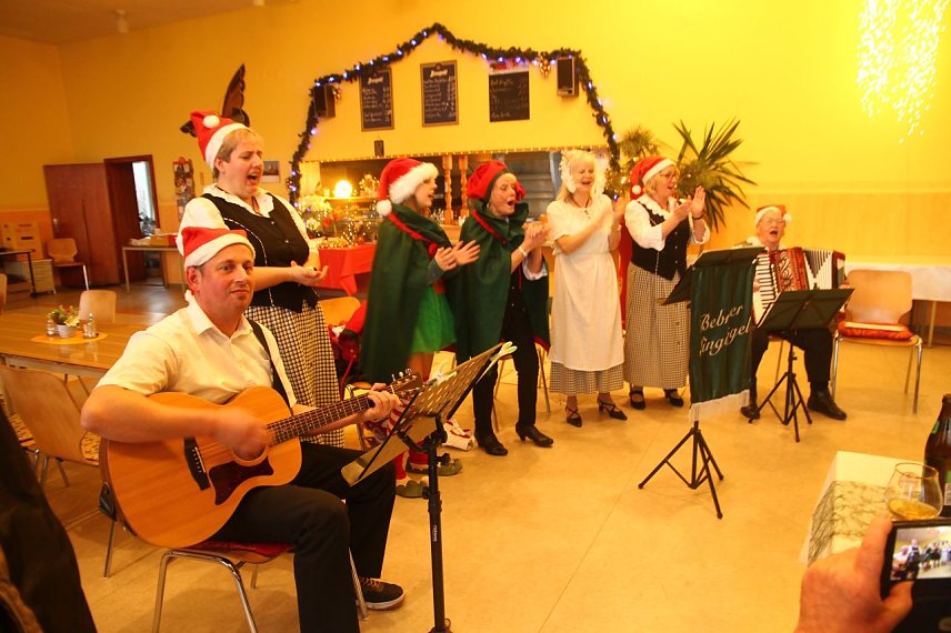 Bild: Weihnachtsfeier mit den Bebraer Singv&ouml;geln.