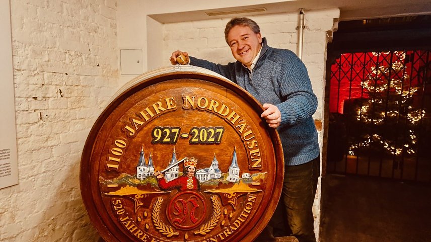 Bild: Die Echte Nordh&auml;user Traditionsbrennerei feiert im kommenden Jahr zwei mal Jubil&auml;um und auch f&uuml;r 2027 hat Museumsleiter Thomas M&uuml;ller schon vorsorgen lassen