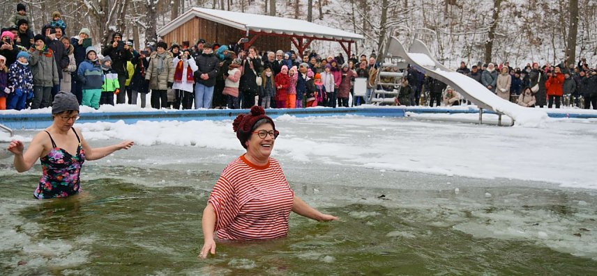 Bild: Eine Frau mit einem Kost&uuml;m bekleidet geht im Waldbad Neustadt Eisbaden.