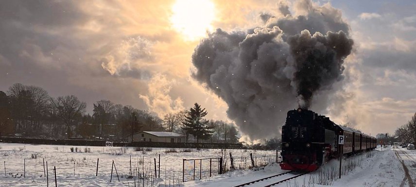 Bild: Die HSB dampft durch die Winterlandschaft.