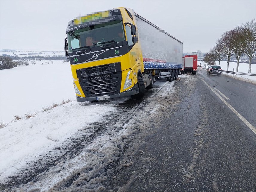 Bild: Ein Lkw ist bei winterlichen Stra&szlig;enverh&auml;ltnissen am Rande eines Stra&szlig;engrabens liegen geblieben