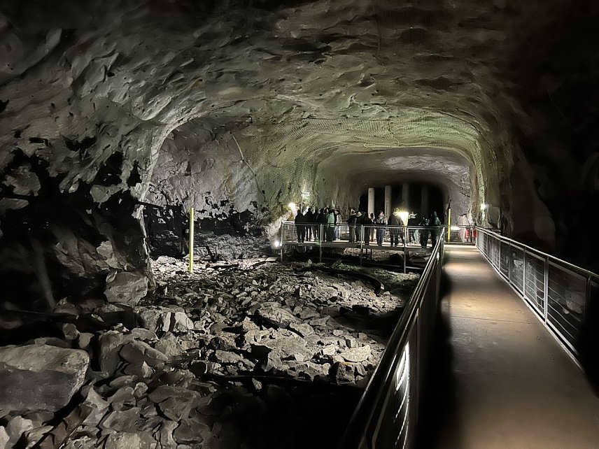 Bild: Ein Tunnel der unterirdischen Produktionsanlagen des KZ-Mittelbau Dora