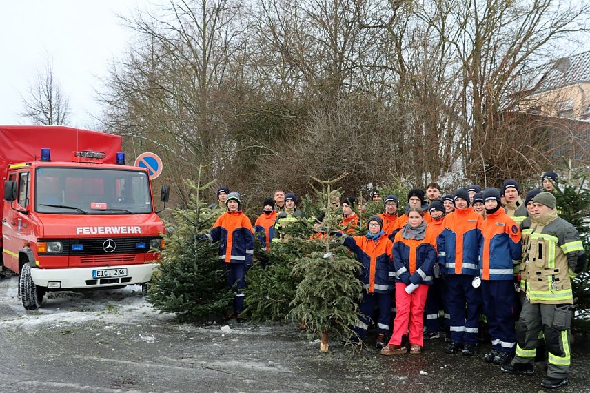 Bild: Die Jugendfeuerwehr Heiligenstadt mit eingesammelten Weihnachtsb&auml;umen
