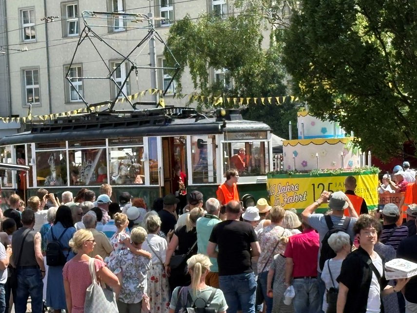 Bild: Die gr&uuml;ne historische Stra&szlig;enbahn beim Nordh&auml;user Rolandsfest