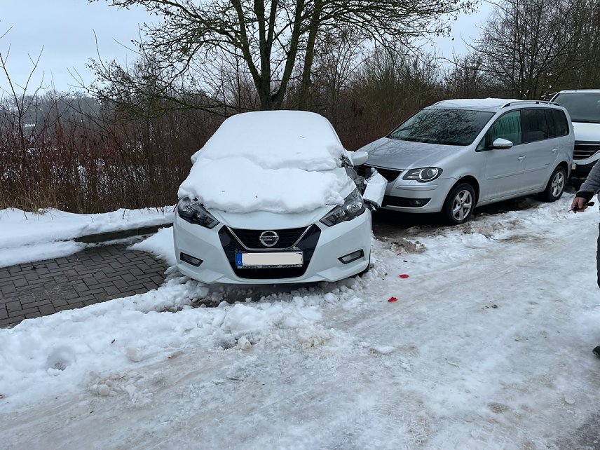Bild: Ein besch&auml;digtes, wei&szlig;es Auto auf einem Parkplatz in Nordhausen